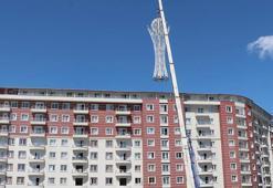 Depremde az hasar alan sitenin tepesindeki 5 tonluk demir paratoner, vinçle söküldü