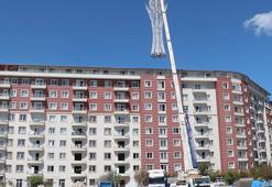 Depremde az hasar alan sitenin tepesindeki 5 tonluk demir paratoner, vinçle söküldü