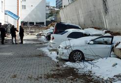 Çöken duvarın altında kalan araç sahiplerinden enkazın kaldırılmamasına tepki