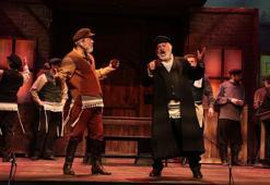 Damdaki Kemancı kapalı gişe sahnelendi