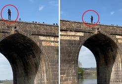 Tarihi On Gözlü Köprü’nün kemerinde halay çekti: O anlar kamerada
