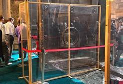 Ayasofya Camii'nin 'İmparatorluk Kapısı'na cam bölmeli koruma