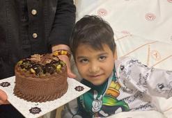 Depremde enkazdan kurtarılan Emin için hastanede doğum günü kutlaması