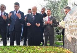 Bahçeli'den Türkeş'in mezarına ziyaret