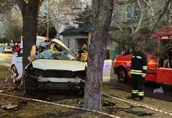 Refüjdeki ağaca çarpan otomobildeki anne öldü, 2 çocuğu ile eşi yaralandı
