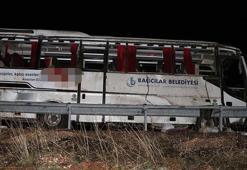 Deprem bölgesinde çalışan belediye çalışanlarını taşıyan midibüs devrildi: 3 ölü, 19 yaralı