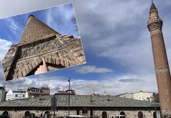Ulu Cami'nin eğri minaresindeki 'kufi' yazılar restore edilecek