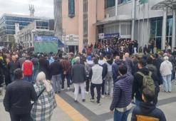 Seyircisiz oynama cezası olan Kocaelispor'un taraftarları, maçı dev ekranda izledi