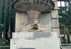 Galatasaray Lisesi kapısındaki 'İkiz yılan heykellerinden biri kayıp' iddiası