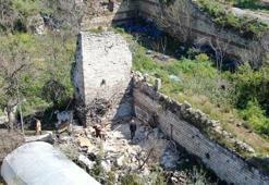 Fatih'te çöken tarihi surlar havadan görüntülendi