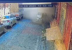 Güngören'de binanın araçların üzerine çökme anı kamerada