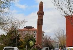 800 yıllık eğri minarede depremler sonrası kayma yok