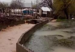 Diyarbakır Hazro'da sağanak; dere taştı, tarım alanları su altında kaldı