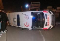 İzmit'te özel halk otobüsüyle çarpışan ambulans devrildi: 3 yaralı