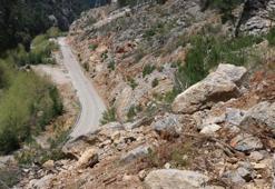 4 öğretmenin öldüğü yolda kaya tehlikesi sürüyor
