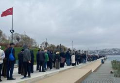 TCG Anadolu'ya 2. günde ziyaretçi akını: Metrelerce uzunlukta kuyruk oluştu