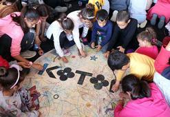 Ünlü isimlerden depremzede çocuklara moral ziyareti