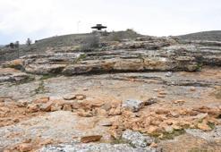 Halk efsanesine defineci tahribatı