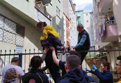 Tırmandığı bahçe kapısının demir korkuluğu çenesine saplandı