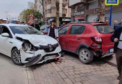 Park halindeki 2 araca çarpan otomobilin sürücüsü Burak, yaralandı