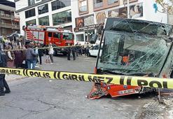 İzmir'de belediye otobüsü bahçe duvarına çarptı: 10 yaralı