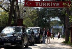 Yunan turistler, sınır kapısında uzun araç kuyruğu oluşturdu