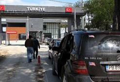 Yunan turistler, sınır kapısında uzun araç kuyruğu oluşturdu