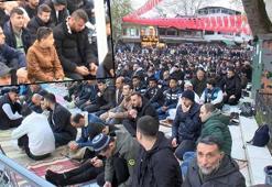 Taksim ve Eyüpsultan Camii'ne binlerce kişi akın etti