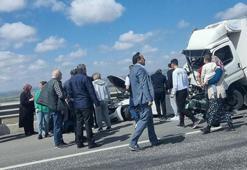 Emniyet şeridinde patlayan lastiği değiştirirken kamyonet çarptı: 1 ölü, 3 yaralı