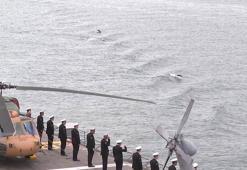 TCG Anadolu'ya boğaz geçişinde yunuslar da eşlik etti