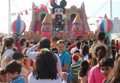 Depremzede çocuklar, Üsküdar Belediyesi'nin düzenlediği 23 Nisan etkinliğinde eğlendi