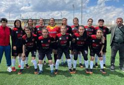 Muş'ta, 'Genç kızlar erken yaşta evlendirilmesin' diye kurulan futbol takımı şampiyon oldu