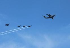 Türk Hava Kuvvetleri uçaklarından İstanbul Boğazı'nda selamlama uçuşu