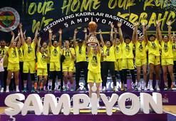 Fenerbahçe Alagöz Holding şampiyonluk kupasını aldı