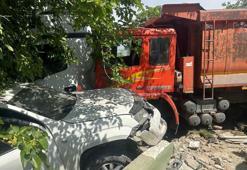 Freni boşalan kamyon 2 araca çarptı: 3 yaralı