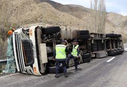 Freni boşalan TIR devrilip sürüklendi; sürücü yaralı