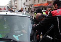 Park halindeki araçlara çarpıp şoka girince araçtan inemedi