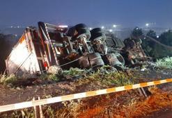 Başakşehir'de kamyon ağaçlık alana devrildi; otoyola düşmesini engellemek için halatlı önlem