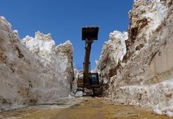 Hakkari'de nisan ayında 5 metreyi aşan karla mücadele