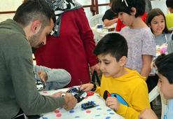 Gönüllü öğretmenler, depremzede öğrencilere bilim öğretiyor