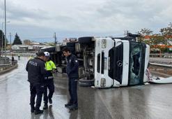 TIR devrildi, yolda uzun araç kuyrukları oluştu