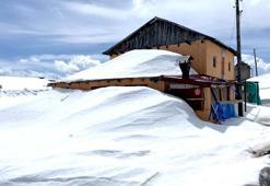 Yayla evleri, nisan sonunda kar altında