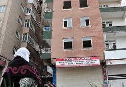 2,5 aydır hatıralarının olduğu orta hasarlı evinin önünde oturuyor