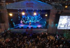 Duman konseriyle sona eren Alaçatı Ot Festivali'ne 1.3 milyon ziyaretçi