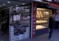 Esenyurt'ta kuyumcuya ulaşamayınca ayakkabıcıyı soydular