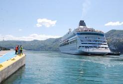 Rus turistleri getiren kruvaziyeri Bakan Yardımcısı Demircan karşıladı