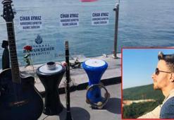Sokak müzisyeni Cihan Aymaz'ın öldürüldüğü yere çiçek ve müzik aletleri bırakıldı