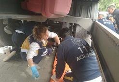 Sağlık görevlileri yaralıya ilk müdahaleyi TIR'ın altında yaptı
