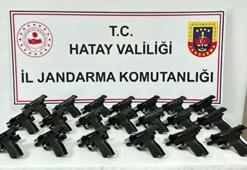 Hatay'da kargo kolilerinden 20 tabanca ele geçirildi