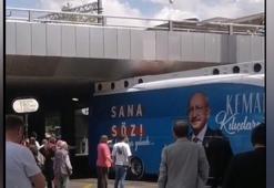 CHP seçim otobüsü köprüye sıkıştı